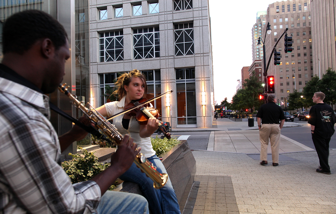 street performers in downtown 