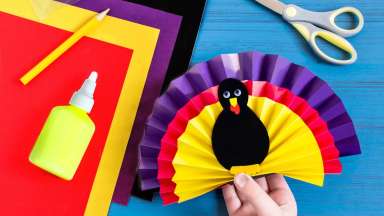 Turkey crafts made of paper with glue and scissors
