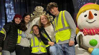 teens volunteering at holiday express