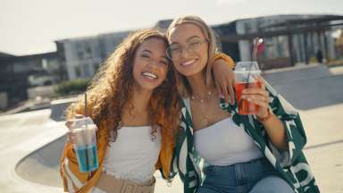 two friends with slushy drink