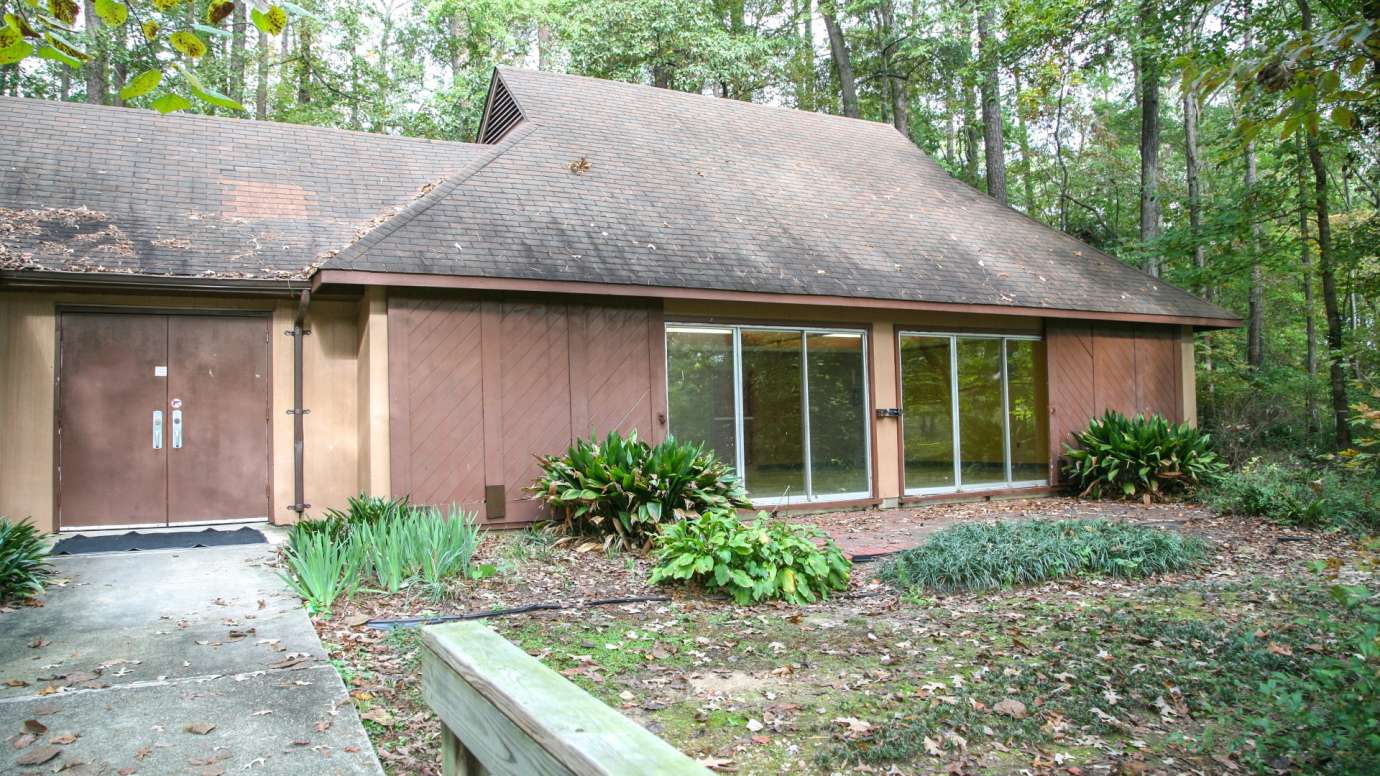 The front exterior of the Brentwood Park neighborhood center 