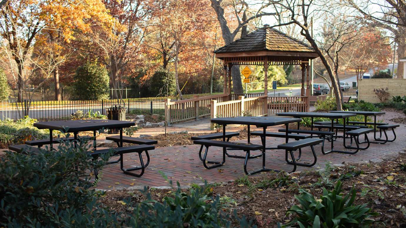 picnic tables at Vallie Henderson Park